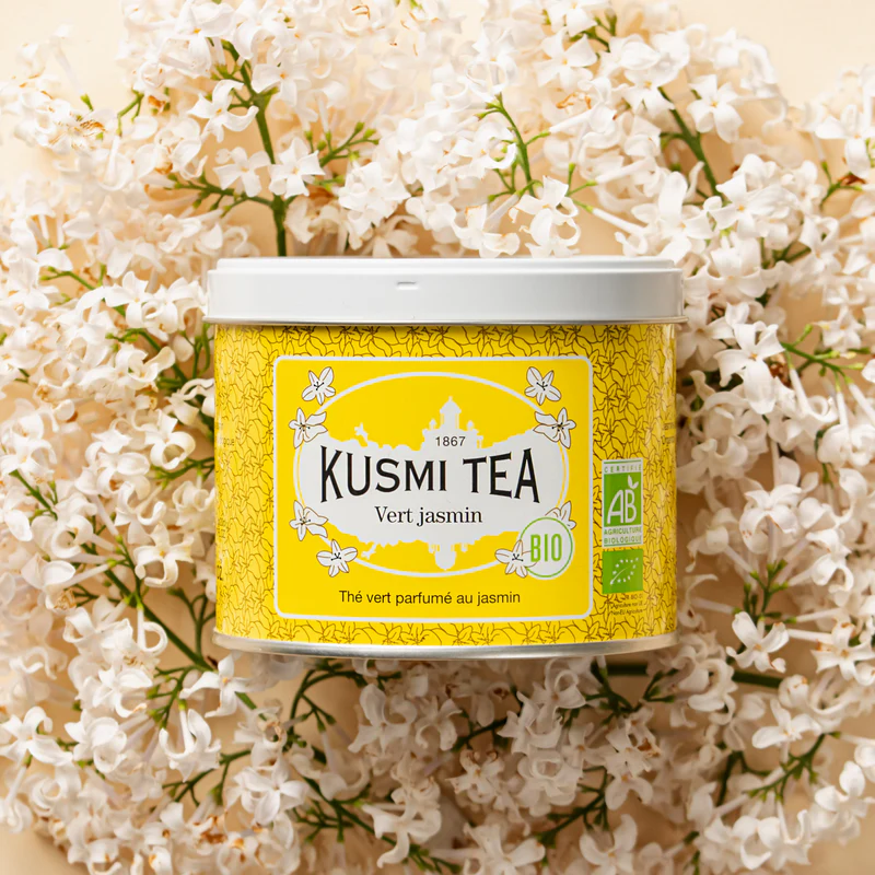Atraskite elegantišką „Kusmi Tea Jasmine Green Tea“. Ekologiška žalioji arbata, natūraliai aromatizuota šviežiais jazminų žiedais. Gaivus, gėliškas ir raminantis skonis.