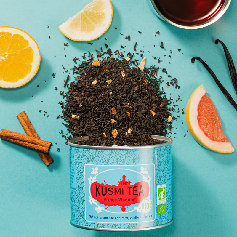 Kusmi Tea Prince Vladimir elegantiška mėlyna skardinė, juodoji arbata su citrusais ir prieskoniais.